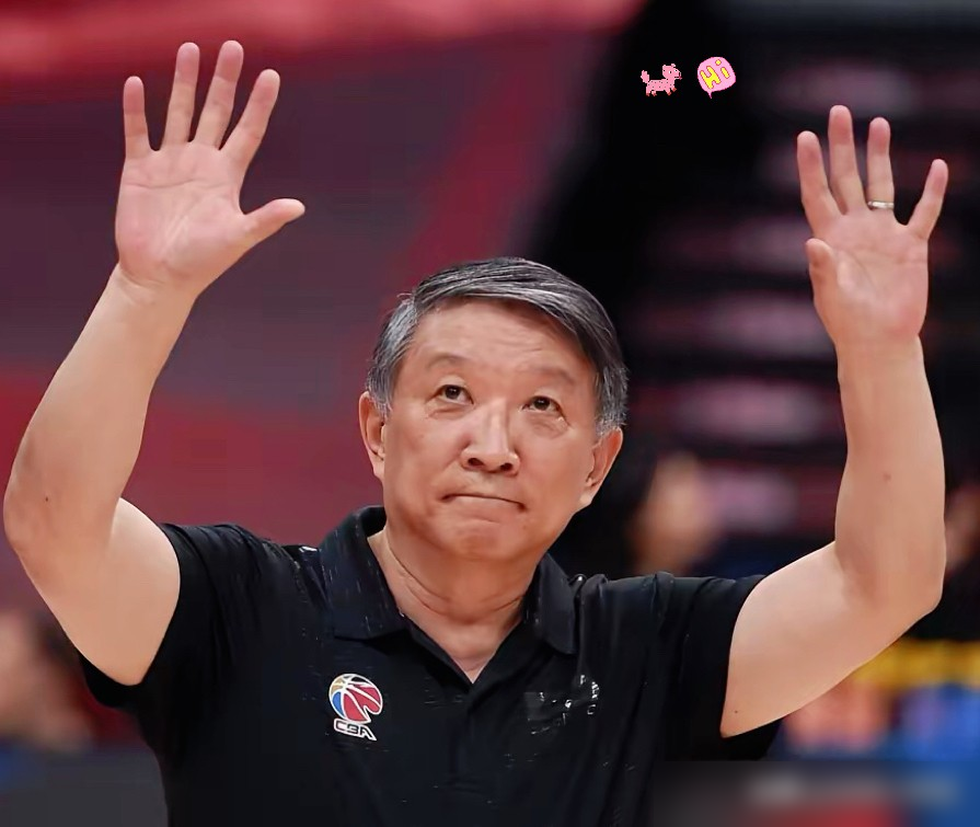 中国女篮又输了。
8月22号，76比88。
8月23号，57比81。
两场热身赛，被意大利按着打。
三分命中率一场27.8%，一场20%。
内线没人，外线没准。
场面难看。
但翻开名单，韩旭不在。
李月汝不在。
李梦、杨力维也不在。
主教练宫鲁鸣，一个都没召。
外界骂声一片，他