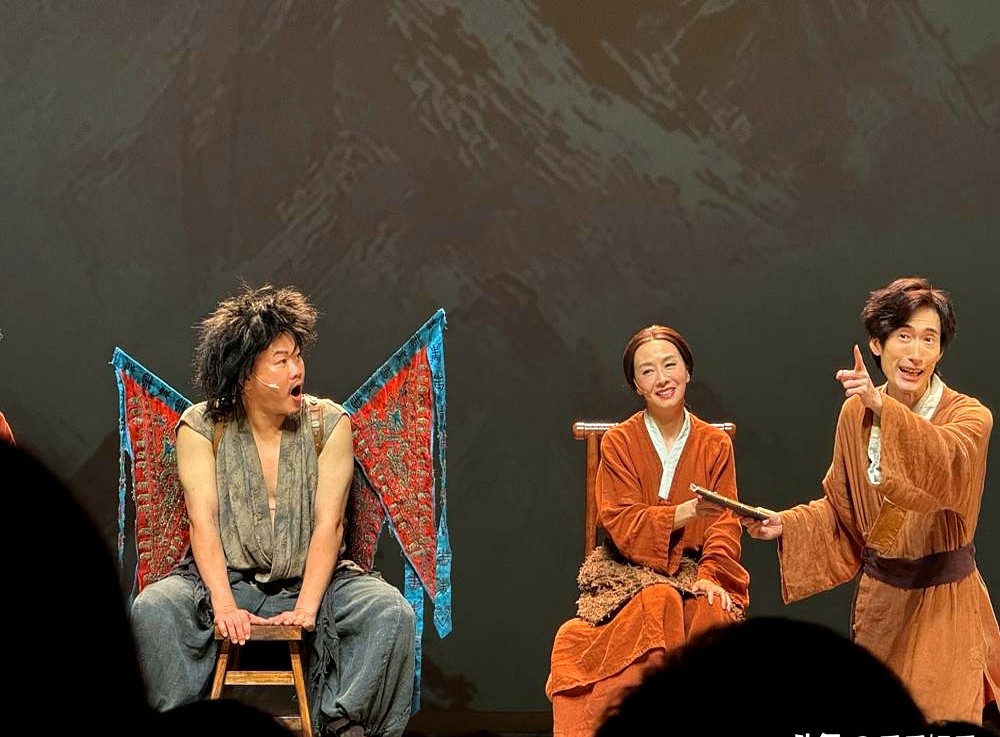 “如果当年你肯嫁给我，可能会改变我的一生。”2001年张国荣这句话，随着毛舜筠的话剧首秀又被翻了出来。

话剧现场挺热闹，台下坐着蔡少芬和容祖儿，但全场焦点愣是被78岁的汪明荃抢走了，老太太状态太能打。

看着台上的毛舜筠，很难不想起她17岁那年。那时候张国荣热烈追求她，直接拉去见家长求婚。17岁的