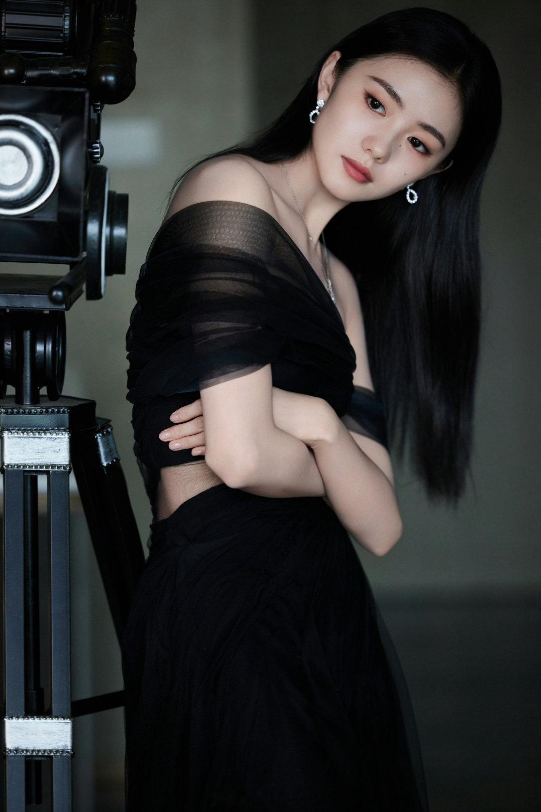 每一帧都是电影画面～
#刘浩存##刘浩存美顺与长生# ​