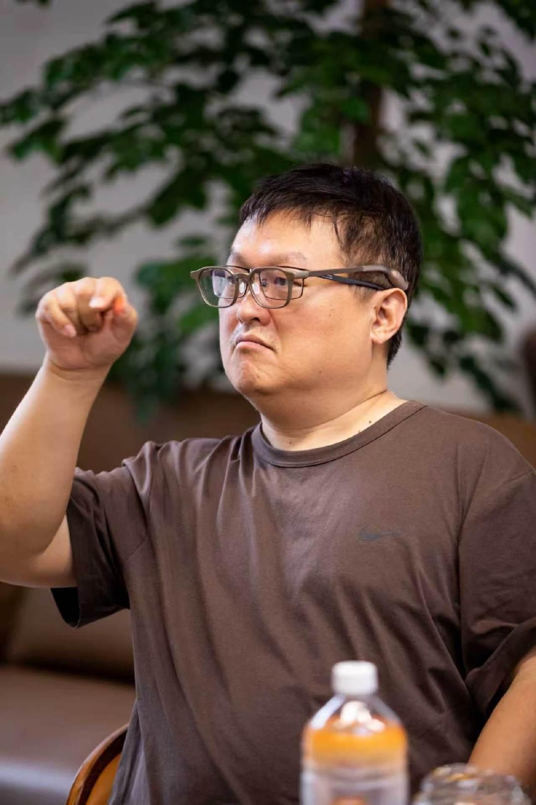 "AI眼镜能做什么？上海这场体验活动给出了一个很具体的场景：听障朋友戴上雷鸟iO，对方说的话实时变成眼前的字幕。把AI的能力用在日常对话里，这样的应用，很容易让人理解技术进步的意义。
#AI眼镜给听障人士开了一扇窗##等我戴上眼镜你再说#" ​
