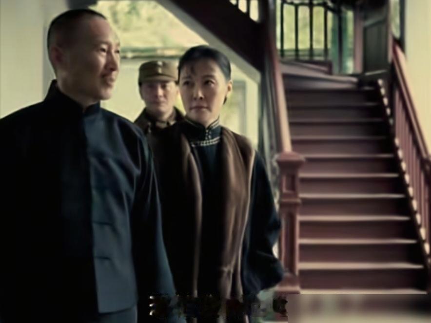 54岁柯蓝一句“无儿无女是我的福报”，直接把热搜炸了。
她不是赌气，是11岁就确诊强直性脊柱炎，这病有遗传风险，她年轻时就把路堵死了。
跟黄志忠相伴多年，不领证，不生孩子，被拍到一块看话剧，状态稳得很。
别人催婚催生，她转头又进组了，央视八套《兰香如故》正播着，演崔氏。
将门出身，主持人转行