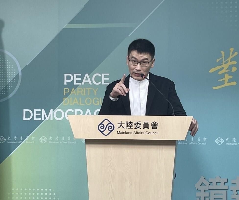 梁文杰一句“不提醒都不知道是台湾人”，把19位在大陆发展的台湾艺人国庆表态说成是走形式。可看看实景，黄安第一个发文高喊我爱你中国，陈妍希亲自录长城宣传片，张晨光站上央视国庆特别节目舞台，欧阳娣娣、汪东城、刘畊宏也都大大方方送上祝福。这些人常年在大陆工作生活，逢年过节表达心意再正常不过。梁文杰偏要阴阳