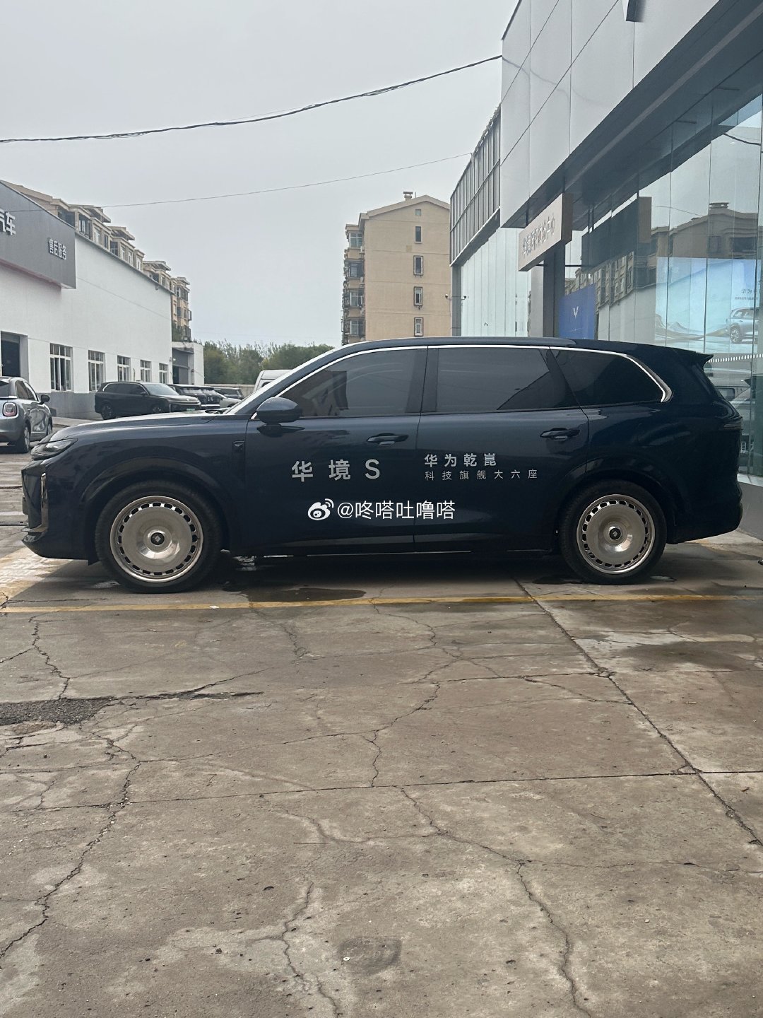 早起一杯咖啡提了神，去4s店体验双节活动补了三液，拿了个头枕，还升了个级！店里说食堂饭不好吃，给叫了外卖[干饭人]服务给到满分[思考] 看到线下新出的大饼轮毂，真想给自己安排个节目 专业说车了[可乐] ​