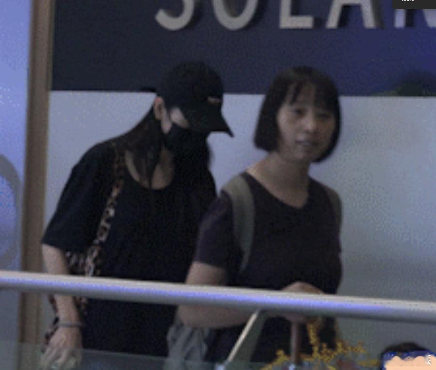 #王鸥 去父留子# 王鸥为什么会突然宣布自己单身带着孩子？
因为有几组人马都在跟着她，自从被爆出有孕，再到被目击带着两岁的孩子出行，以及何九华自认已经当爹后，王鸥何时公开感情和公开孩子就成了一个许多业内人等着的消息。
但显然，王鸥并不愿意承受着何九华的绯闻，她对于婚姻也没有那么多自信， ​