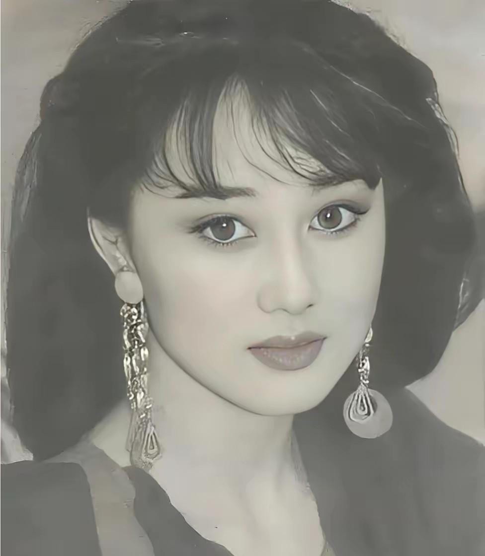 1987年10月底，香港“千粒星慈善演唱会”台上安排的是周润发和曾志伟互掷蛋糕。两个人没有互掷。他们一起走向利智，周润发把整块蛋糕拍在利智左脸上。台下哄笑。她笑着走下台，到后台才哭。张国荣和谭咏麟看到她在后台哭。她后来对张国荣说的原话被记录了下来：“我不明白，为什么有这么多人不喜欢我，他们并不认识我