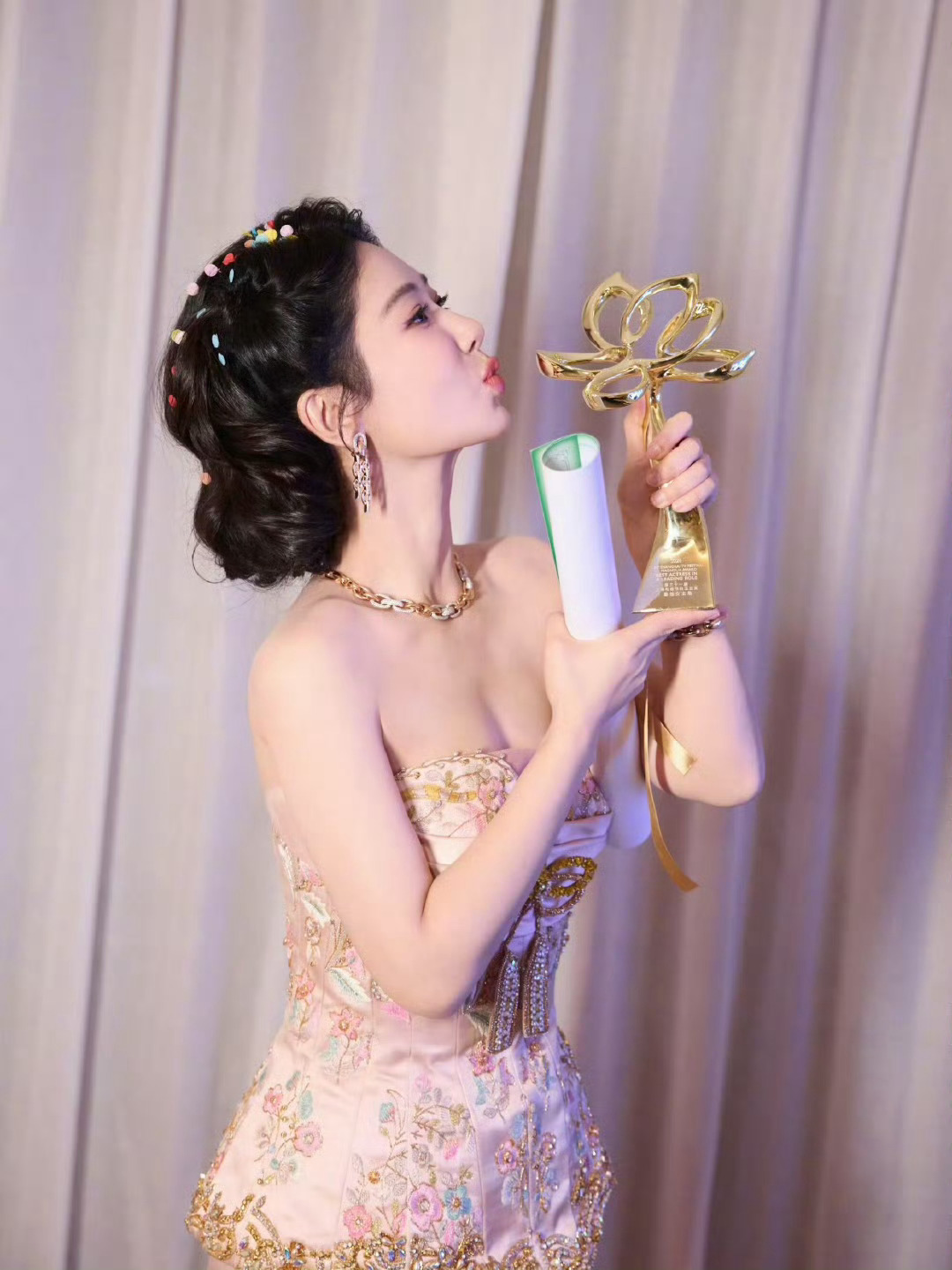 杨紫的事业蒸蒸日上[彩虹屁] 实绩在手 笑看疯🐶  ​​​