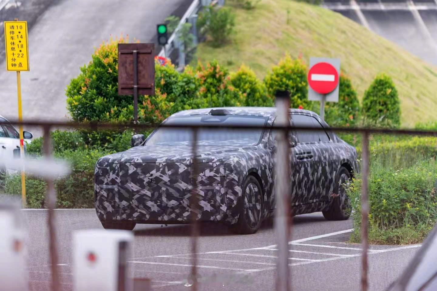 #仰望超豪华行政轿车实拍曝光#

仰望的超豪华行政旗舰轿车，首次实拍曝光了。虽然还披着厚重伪装，但旗舰气场已经藏不住了。
 
几个信息点值得拆开看：
 
体量感是行政旗舰的第一眼印象。 从谍照来看，车身长度和整体体量相当有存在感，修长比例搭配低趴姿态，停在车位里都满满当当。超豪华行政轿车讲究的就是这种"不动自威"的气场，单从轮廓看，仰望这版的底子是立住了。
 
细节里藏着三个悬念：
 
- 灯组：前脸疑似延续仰望标志性的"鼎形"家族设计，从U8、U9一路继承下来的设计语言，辨识度是现成的；
- 对开门：从门把手位置和车门结构推测，对开门的可能性不低。如果落地，上下车的仪式感会直接拉满，也符合行政旗舰的定位逻辑；
- 激光雷达：车顶出现的硬件，指向新车或将配备激光雷达，在高阶辅助驾驶上留了想象空间，超豪华车的智能化，这次仰望可能要打个样。
 
最核心的悬念是价格：预期可能超过200万元。 这个数字的意义，比车本身更大。如果成真，意味着中国品牌将正式进入传统超豪华行政轿车长期占据的产品...