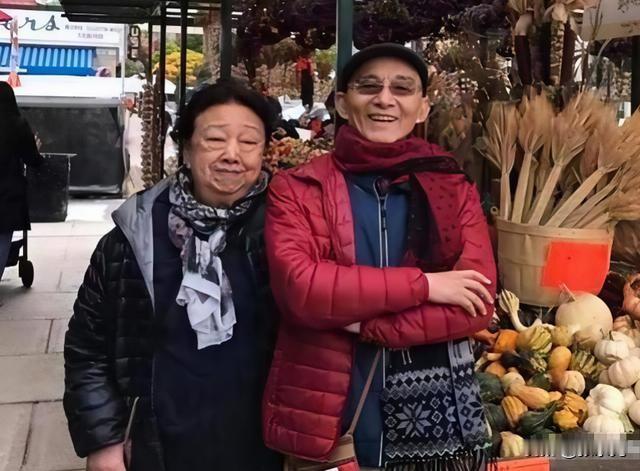 别拿谣言消费逝者，读懂游本昌一生真正的财富
 
网络上不少自媒体总喜欢用博眼球的标题编造故事，近日一篇关于游本昌离世、讲述其妻子现状的文章再次引发热议。先厘清一个事实：游本昌先生目前安好，这类“离世”的说法本身就是不实谣言。自媒体借虚假消息制造焦虑，打着“钱再多有什么用”的幌子贩卖感慨，消费老艺术家