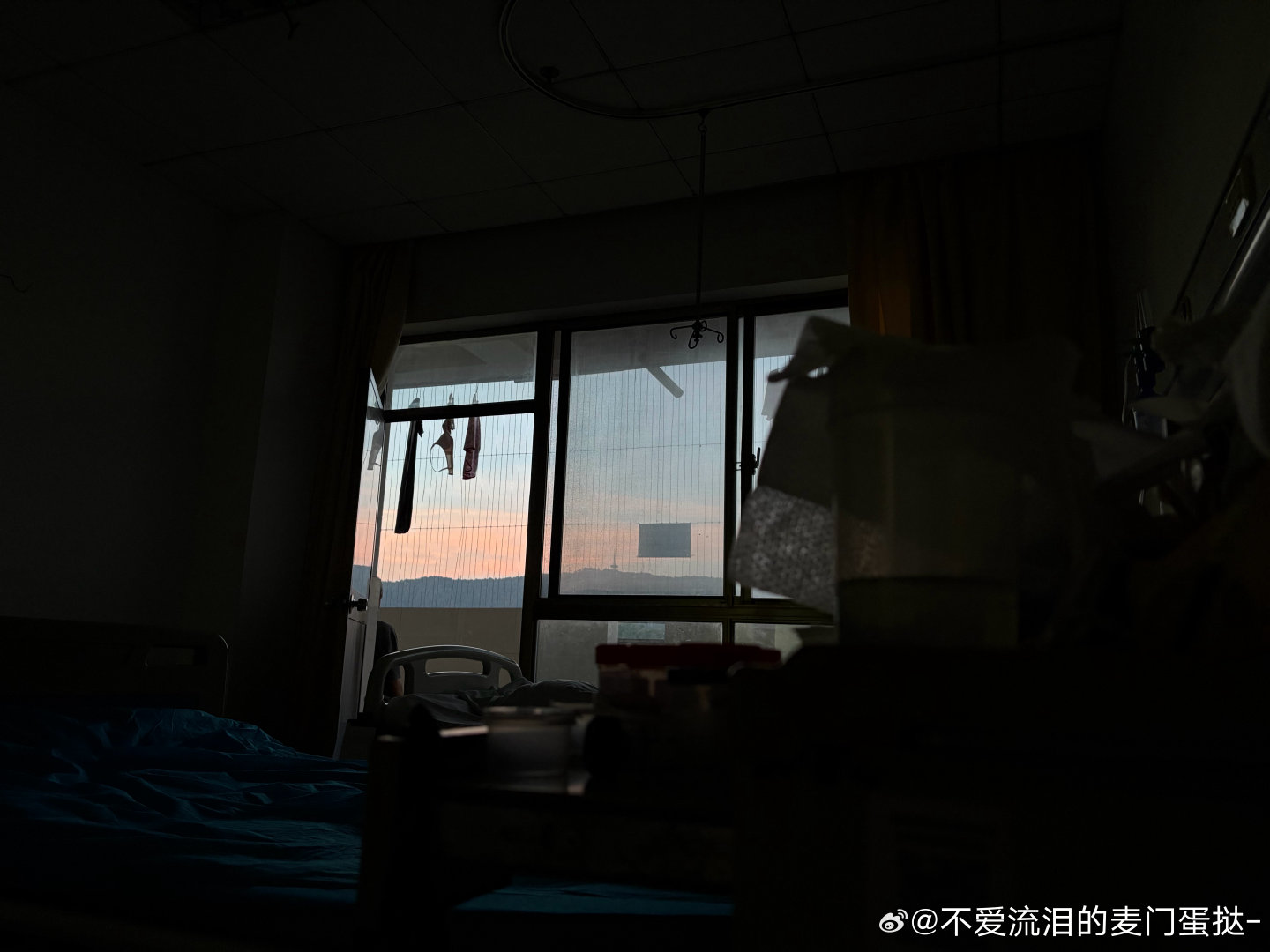 住院第三天
这张早上5:55分拍的
想起阿信说的：活着其实很好 再吃一颗苹果🍎#鱼鱼日历# ​
