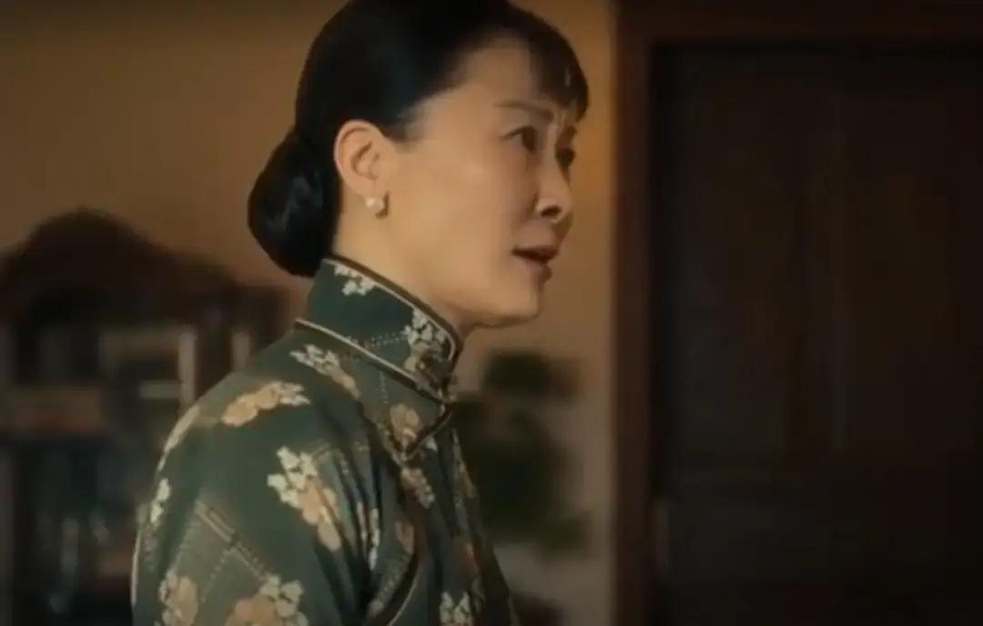 谁能想到，身为开国将领的亲孙女，柯蓝居然在荧幕上把宋美龄给演活了。
电视剧《伟大的长征》里有场戏挺抓人。蒋介石闹肚子来回折腾，虚弱得不行，部下陈诚拿着紧急战况赶来汇报，宋美龄心疼丈夫，当场就拉下脸催促对方赶紧离开。
军情再急，也敌不过她眼里的病情。柯蓝把那种既有高层夫人的强势、又有普通妻子护短的