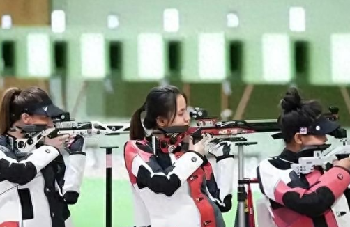 全员缺席日本名古屋亚运会开幕式！中国射击队这波决定太解气了。
 
你把住宿安排得那么偏，单程坐大巴得熬一个半小时？面对这种离谱折腾，咱们绝不惯着！不陪你走过场，精力全留着拿金牌，这波打脸干得漂亮！
 
中国体操队的二十一名成员降落在名古屋中部国际机场时，等待他们的不是接驳大巴，而是一场地地道道的系统