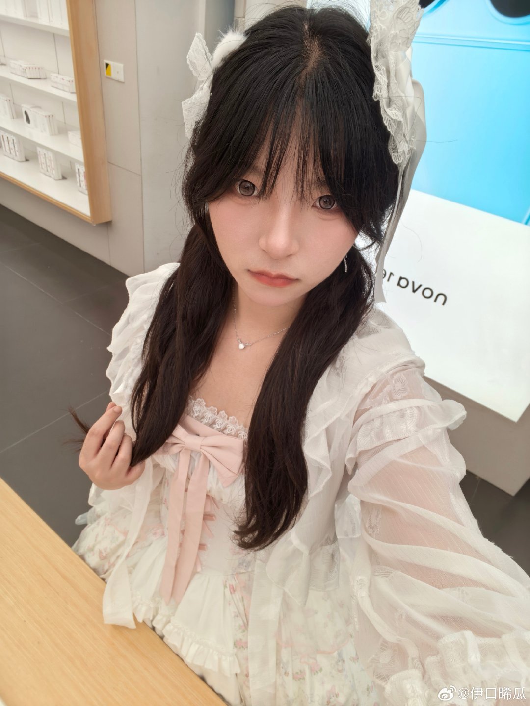 我现在懂我当时为什么毫不犹豫拿下了。。。这个在华为店里拍照更加了特效一样我去，都不用p了，但是在别的店还是死亡光啊！给我面部凹陷OMG，我要去p图了！每次穿lo自动刷新两个小妹妹过来夸夸嘿嘿嘿！！如果非要生小孩的话，我以后一定要小女孩呀啊啊啊啊啊！！！ ​
