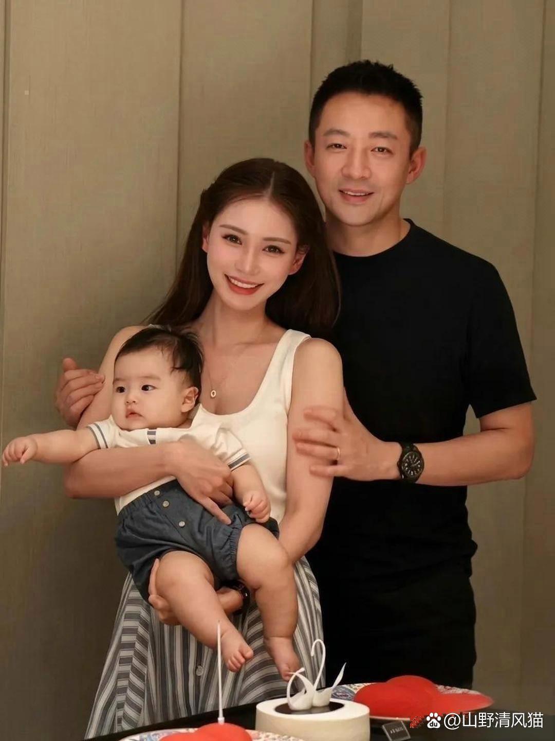 同样是汪小菲，两张全家福照片，愣是拍出了两种人生。 ​