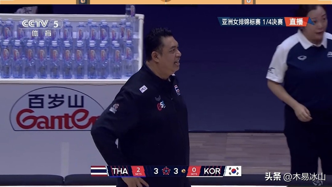 亚锦赛1/4决赛泰国女排3-0横扫韩国女排晋级四强。
  北京时间8月27日下午，亚洲女排锦标赛-1/4决赛，泰国女排对阵韩国女排比赛。第一局开局韩国队状态不错7-5，查楚昂强攻朴恩珍打背飞6-8，萨西帕蓬进攻罗贤秀吊球7-9，萨西帕蓬扣球平匹查亚强攻9-9，韩国进攻出界10-1
