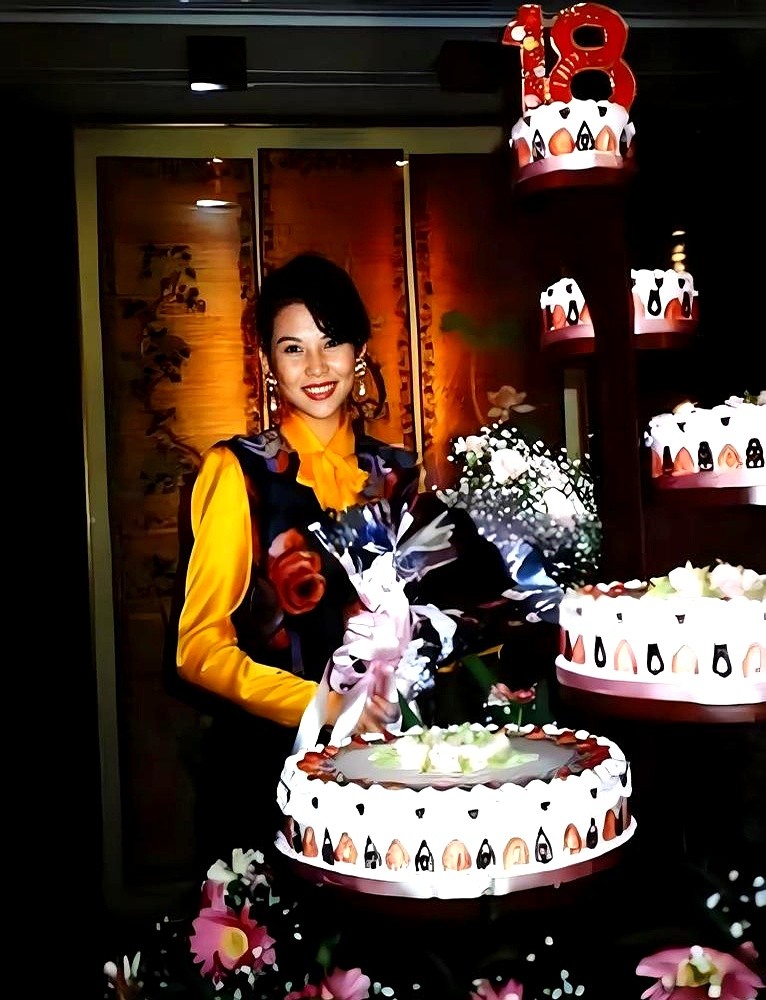 蔡少芬18岁生日旧照被翻出，顶着一头大波浪，却盖不住满脸快溢出来的胶原蛋白。

在那个没美颜没滤镜的年代，镜头直接怼脸拍。她故意涂上大红唇，穿上成熟装束，拼命想装大人。但那绝佳的骨相和清纯底色，硬生生在李嘉欣、张曼玉扎堆的神仙局里杀出一条血路。

岁月抽干了皮相的饱满，却把她顶级的骨相死死托住了。这