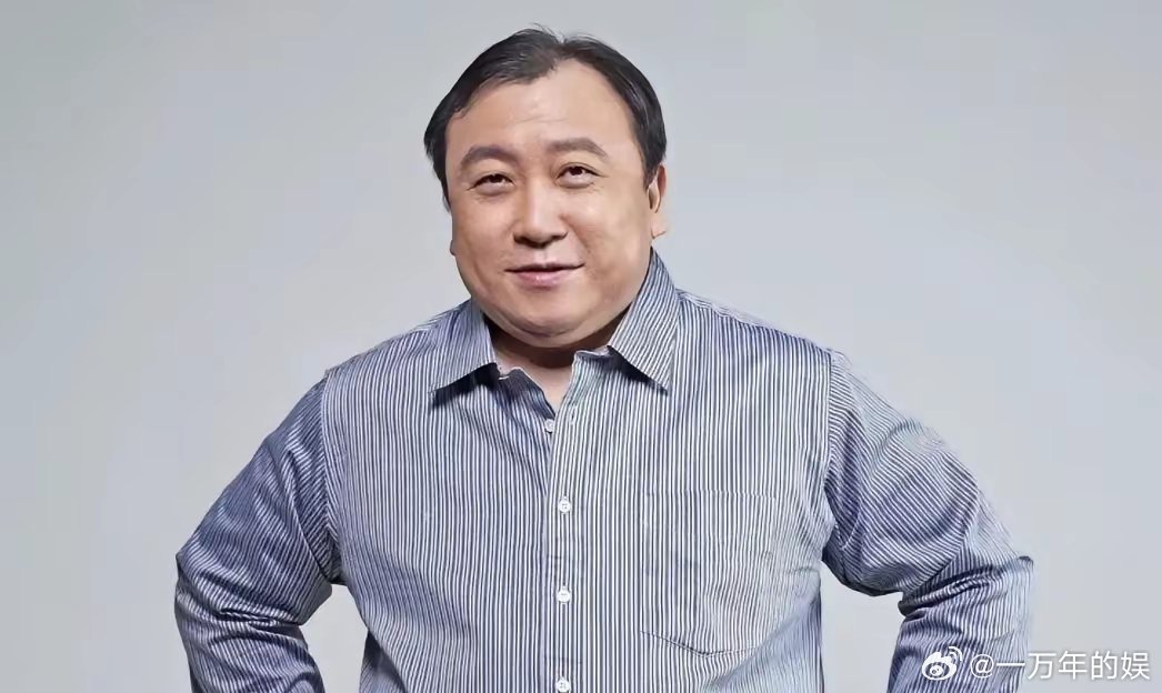 主持人问王晶：“你在内地拍戏这么多年，咋就没捧红过一个大陆演员？”
王晶也直接：“看不准呗。签了不少人，可有些人拍了两部戏刚有点起色，就觉得自己行了，急着跳槽要高薪。这种人我从来不留，有异心还留啥？”
说白了，不是内地演员不行，是香港那套造星套路在这不好使了。他捧红过邱淑贞、舒淇， ​