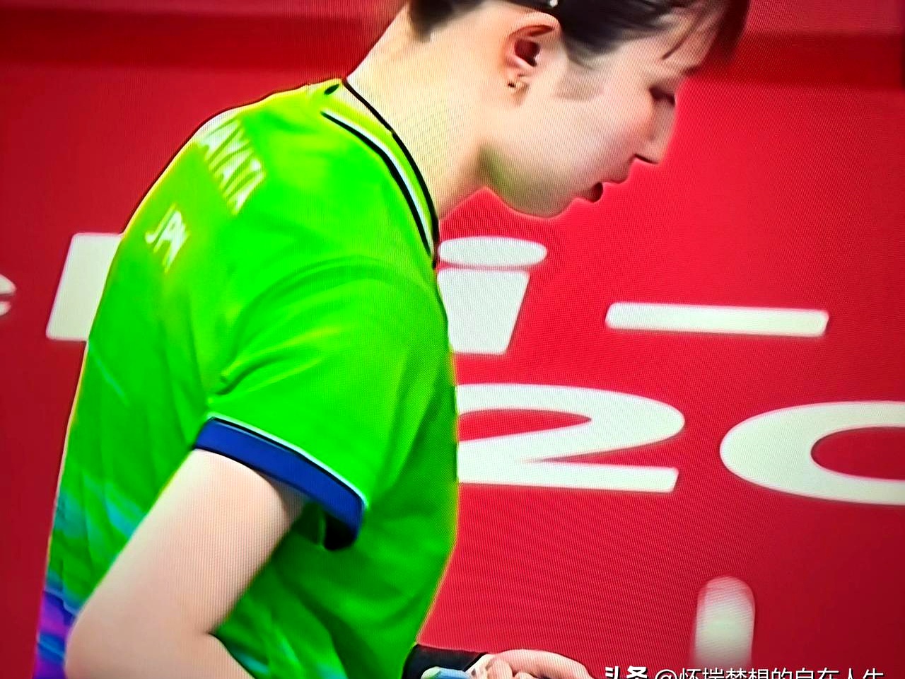 亚运会乒乓球女团决赛这场球，导播把镜头切得太狠了，直接把孙颖莎和早田希娜的胳膊放一起做对比
 

孙颖莎打球中间随手把袖子往上提了提，露出了结实浑厚的大臂肌肉。
 

没想到导播瞬间把镜头拉近，转头又给早田希娜那条纤细的手臂来了一组对比特写
 

这组镜头看得人心头一震。
 

哪有什么凭空冒出来的