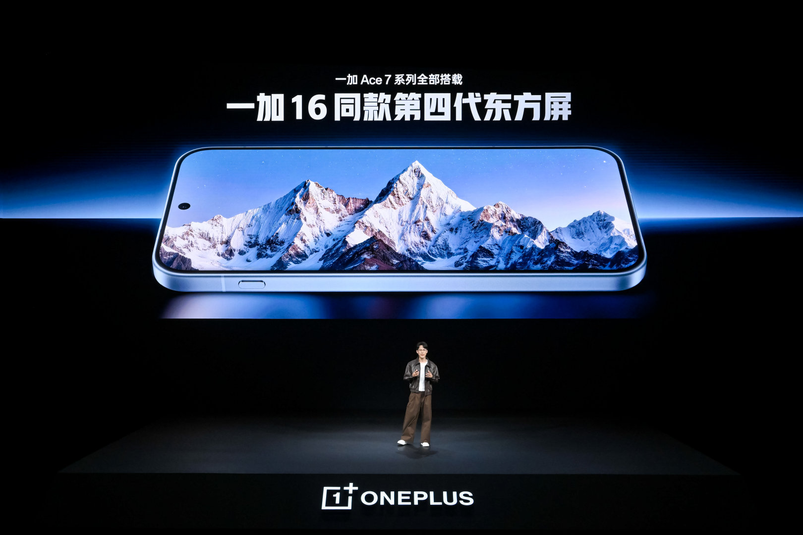 一加 Ace 7 全系都是 6.78 英寸 2772×1272 OLED 屏幕，京东方 X4 发光材料，185Hz 刷新率（全局 165Hz 8T LTPO），强不强？[并不简单] ​​​
#一加Ace7##一加游戏横扫全场# ​​​