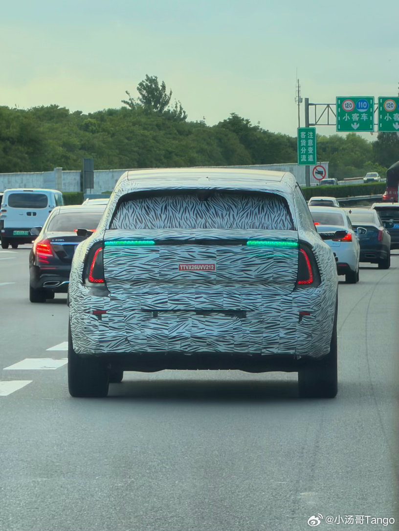 上汽奥迪 E7X 辅助驾驶测试车，有小蓝灯 可能是增程版本或者是 L3 测试车 ​