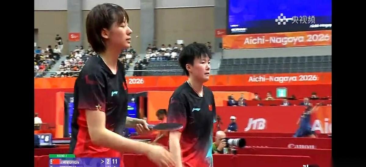 名古屋亚运会乒乓球女双1/4决赛，陈熠和范姝涵直接对上了日本的一号种子张本美和与早田希娜。
国乒这对组合不仅是首次搭配，更是头一回参加亚运会。
处在4/4区的王曼昱和蒯曼接下来也要对阵长崎美柚与面手凛。
你把这事儿代入到咱们普通人刚上班的处境里想想。
两个刚招进来的新人，以前从来没搭班干过活。
第一
