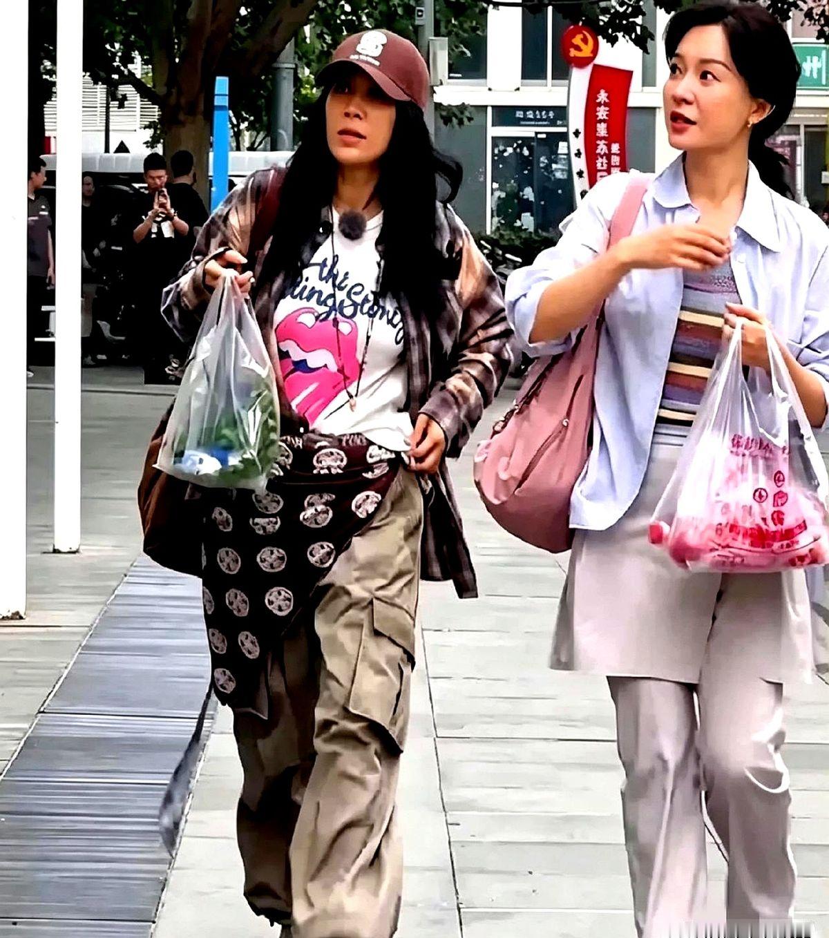 街角那家小店里，脾气火爆的那英正和温婉似水的陈数凑在一块挑东西，边挑边嘀咕，像极了楼下唠嗑的老邻居。

节目录完了，镜头撤了，这俩人的交情反而黏糊了。一个是炮仗一点就着，一个是静水深流，偏偏处成了神仙局。

陈数盯着那英使不完的牛劲满眼羡慕，那英则在人堆里不动声色地替陈数挡着事儿。

成年人的真朋友