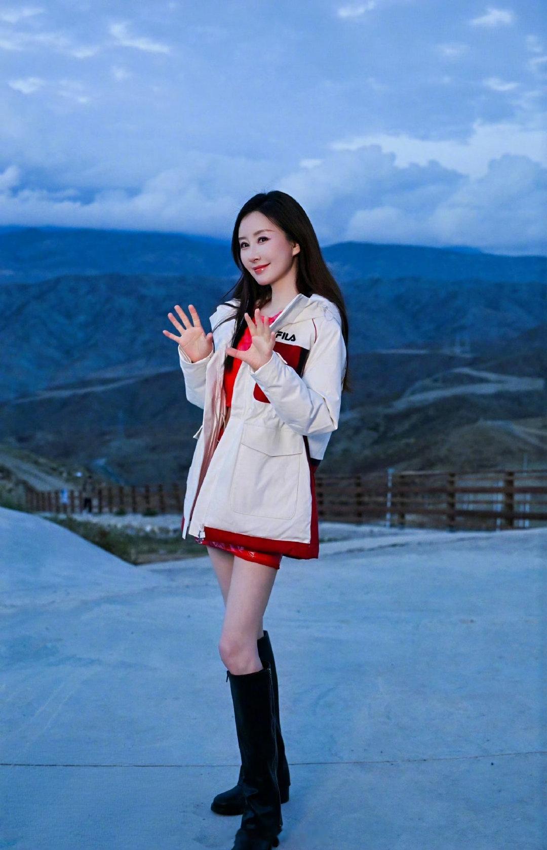 #豆包手机是全球首款AI智能体手机#
那确实是哦，毕竟傻妞得到2060年才上市
傻妞，你瘦了！
等2060年买上华人牌傻妞手机再穿越回去！ ​