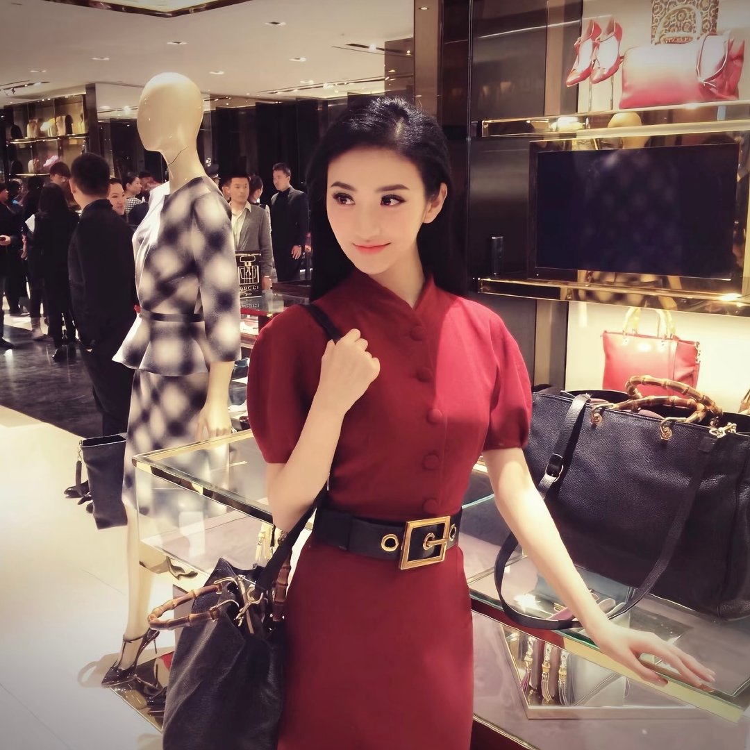 #景甜[超话]# 
跟姐姐走姐姐给你买包
（让我跟姐姐走我倒贴也愿意啊…） ​