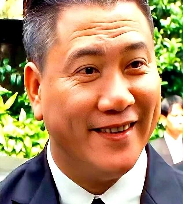 电话那头，万梓良咳得厉害：“星仔，我身体不行，演不了了。”
周星驰没生气，只是叹了口气。
很多人不知道，三十年前周星驰还在跑龙套时，是万梓良向李修贤力荐，才让他拿到《霹雳先锋》的机会，一举拿下金马奖最佳男配角。后来万梓良经商失败、身体垮了，从没拿这份恩情换过什么。周星驰拍《新喜剧之王》五次邀请，他五