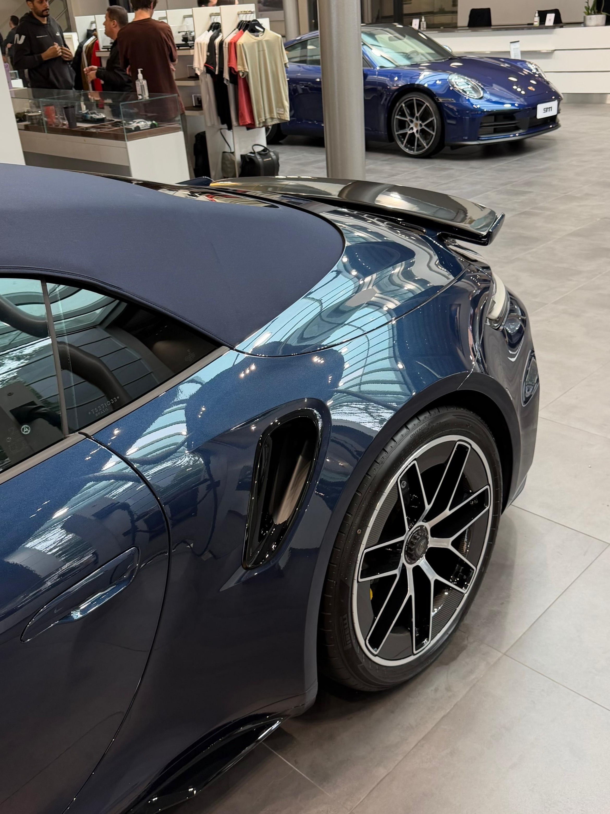 这辆身披PTS定制金属深海蓝的保时捷911 Turbo S Cabri...