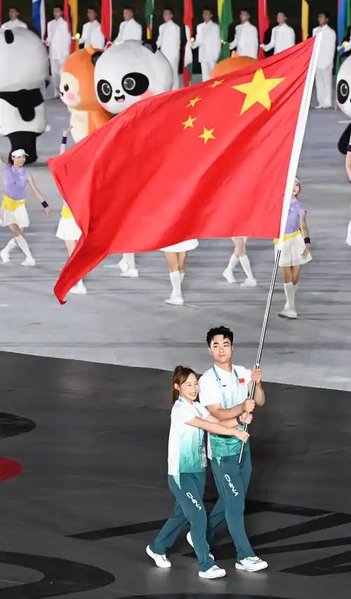 一篮一拳将扛起亚运会开幕式中国体育代表团的大旗

官宣确定，胡明轩、吴愉将会担任2026亚运会开幕式中国体育代表团的旗手。
 
能够当选代表团旗手，对于运动员而言，是一份分量很重的荣誉。这份荣誉，不单单只是开幕式出场的一份光彩，更是对两位运动员多年赛场拼搏付出的一份认可。两个人来自完全不同的体育项目