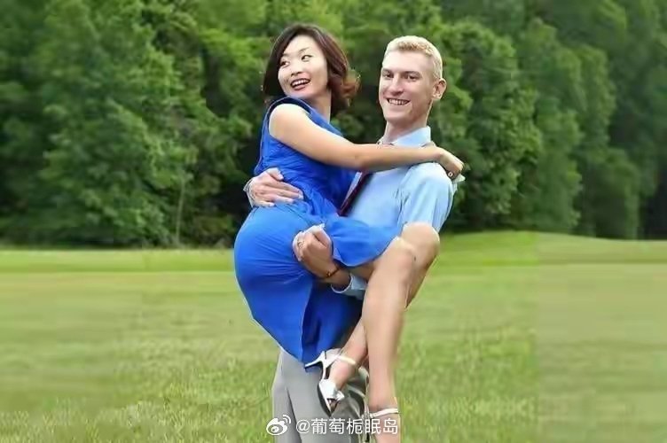 她是敬一丹女儿，不顾父母顾虑嫁英国人为妻，如今住北京把公益当事业 ​
