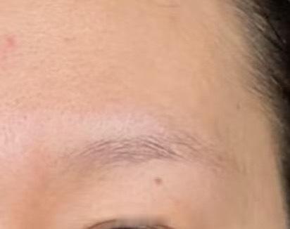 眉毛太淡的人，容易“失联”，不是没有朋友，而是朋友来了又散、熟了又淡。偶尔联系一下，也多半属于成年人的人情外交。这类人其实是情感电量不足。懒得交心，懒得表达，更懒得花力气维护关系。别人靠感情维系朋友，他则是看起来淡泊，其实内心想的是：“大家各自安好，没事儿可千万别找我”。 ​​​