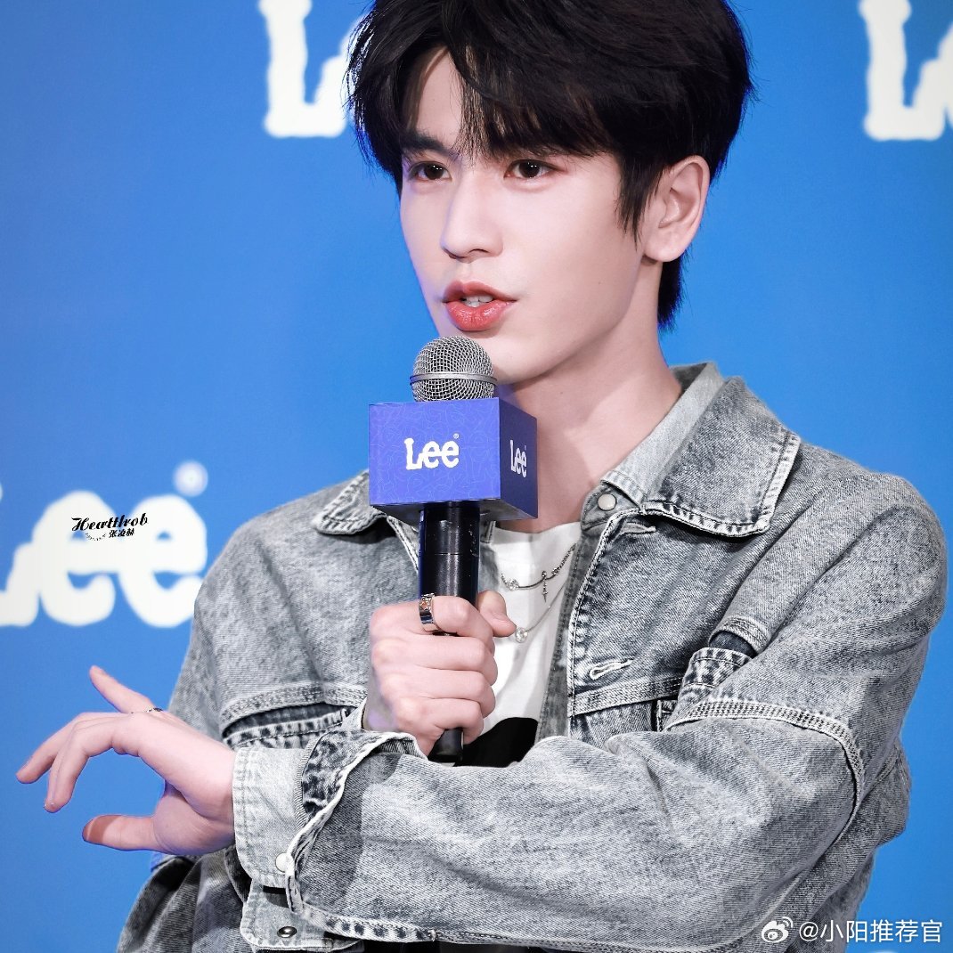 #张凌赫卢昱晓进组#张凌赫卢昱晓《刺棠》围读上班！ ​#张凌赫[超话]# ​