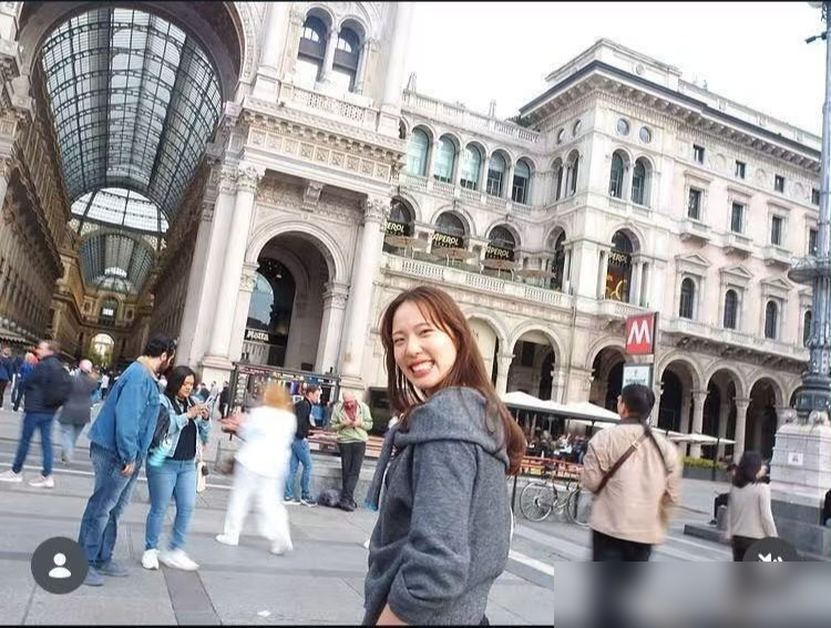 意甲这四姐妹凑一块，米兰街头溜达得跟放学似的。佐藤淑乃、关菜菜巳、和田由纪子、秋本美空，全在日本国家队名单上。一个在米兰女排打替补刚完成首秀，剩下三个全窝在布斯托阿西奇奥，二传、接应、主攻，直接凑了个日本连线。一个俱乐部敢同时囤三个日本国手，摆明了不是请外援，是拿意甲当日本女排的海外训练营。你在国内