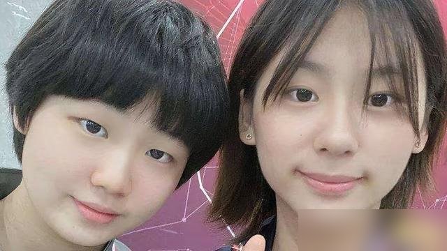 陈熠这姑娘，直接把蒯曼的“铁饭碗”砸出裂缝了。
大满贯3比1拿下彭郁晗，排名干到世界第10，亚锦赛名单上，女团、女单、女双、混双，四项全报。这哪是替补待遇，这是照着主力胚子砸资源。
最要命的是她打削球不吃亏，技术均衡得没短板。洛杉矶周期女单三号位，原本都觉得是蒯曼囊中之物。现在陈熠冒出来，摆明了