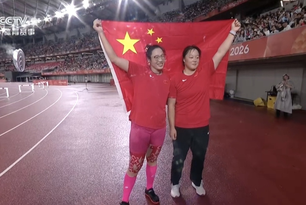 亚运会：🇨🇳冯彬、姜志超成功卫冕女子铁饼冠军、亚军！
今天是亚运会田径的第六个比赛日，晚上在雨中进行了女子铁饼决赛，上月首夺钻石联赛总决赛冠军的山东名将冯彬携队友姜志超出战，两人分别是卫冕冠军和卫冕亚军。
第一次投掷，冯彬投出了63米69的成绩，姜志超只有55米68；此后的几投冯彬的成绩都稳定在60