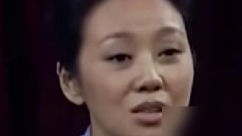 闫妮现在红成这样，新剧入围飞天奖，人还在烟台走红毯，可当年她连张照片都递不进去。
那会儿在空政，没人认识她。是牛莉骑着自行车，一趟一趟帮她往导演手里塞资料。没资源没背景，全靠姐妹蹬车蹬出来的机会。
后来闫妮爆红，牛莉反而淡了。但闫妮从没绕过这段。私下聚会，她总提那辆自行车。
如今她单身，在西安