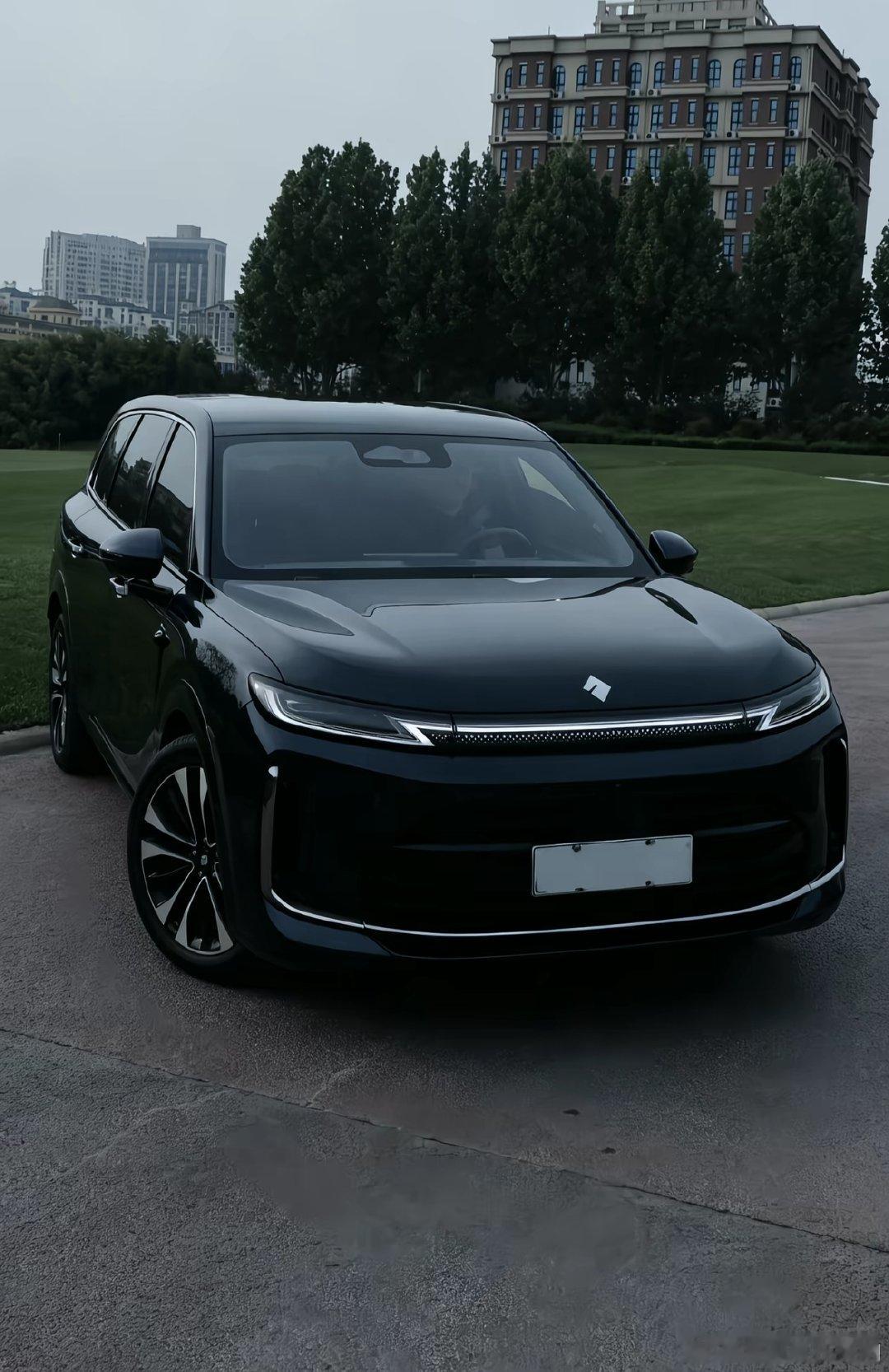 #华境s##我与宝骏华境一见倾心# 华境S太适合家用！大六座空间宽敞，全家出行坐得舒服。华为乾崑智驾真心好用，高速、城区开着省心省力。鸿蒙车机流畅好用，语音反应快。可油可电续航无焦虑，养车省钱，底盘舒适，隔音优秀。这个价位能拿到全套高阶智驾，性价比超高，家用首选SUV ​