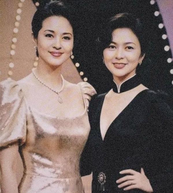 倪萍的美貌被低估了当年采访关之琳一点也不输，反而大气很多