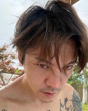陈伟霆一张素颜照，让几十万网友操碎了心。 就一个事：剪不剪头发。 他发...