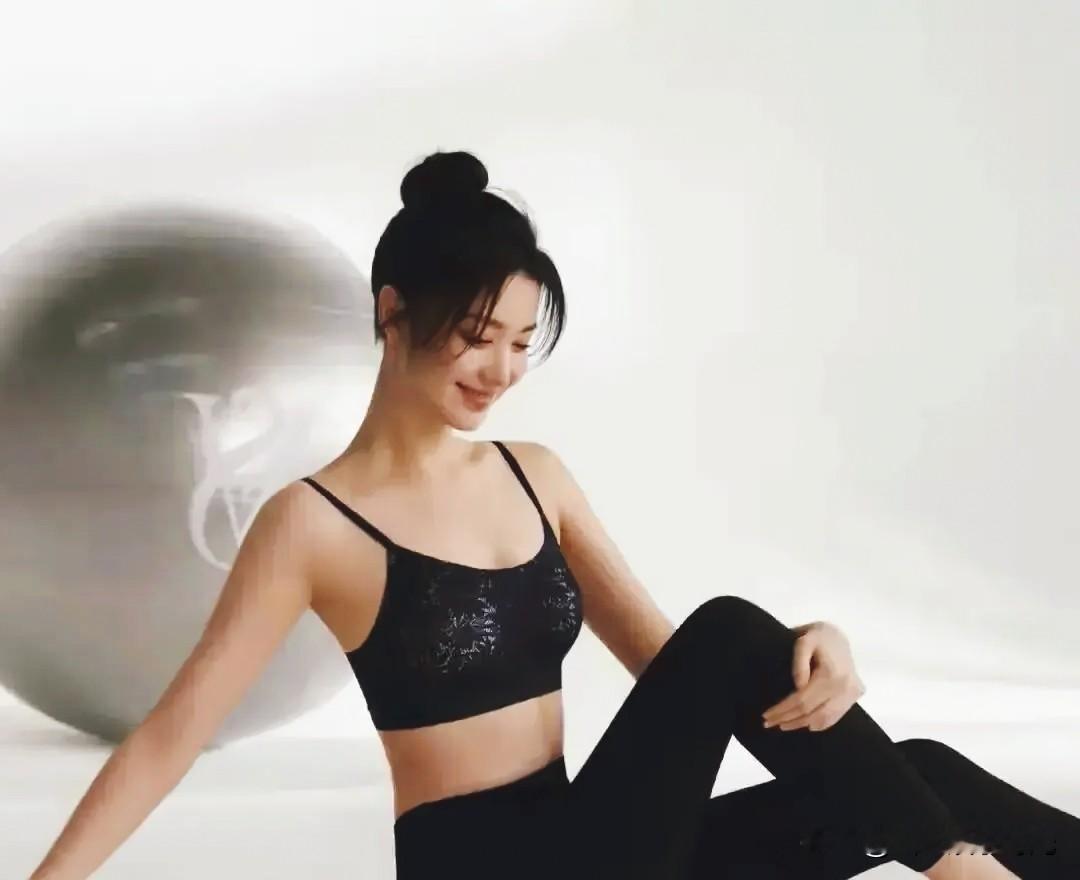 同样是泳装造型，王楚然这组海边照片为何收获好评？
 
海边镜头下的王楚然，一身泳装自在出镜。没有刻意的姿势与镜头，流露的是舒展大方的状态，满满的健康活力。
 
自信从容，美感干净高级。不刻意博关注，这种由内而外松弛的气质，格外打动人心。
你喜欢这种自然舒展的氛围感吗？
 王楚然 氛围感
