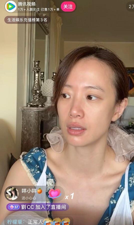 直播被问是不是病了，素颜李梦咧嘴一笑：没化妆而已，于正说我丑衣服穿不完，可我改不了，姐把劲全使在戏里了

李梦那天开直播，镜头一怼上去，弹幕就疯了。满屏刷的是“是不是病了”“脸色怎么这么差”“看着好憔悴”。她凑近屏幕瞅了两眼，咧嘴一笑，说没化妆而已，平时出门就这么穿。底下弹幕还没消 ​
