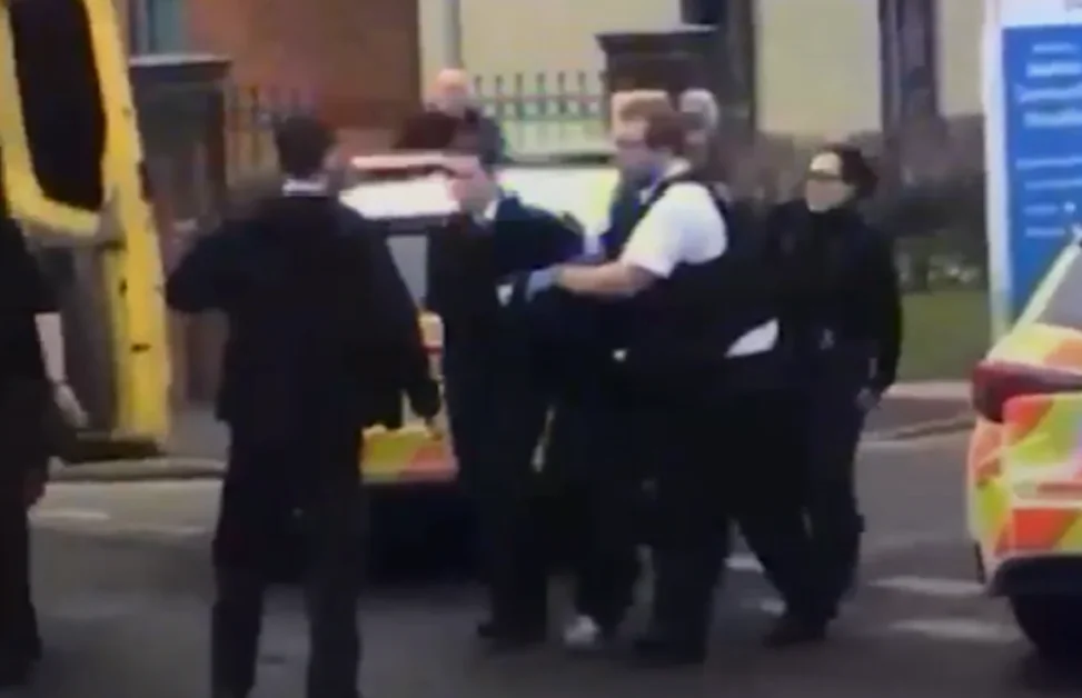 阿富汗男子在英国医院用撬棍袭击五人，被捕