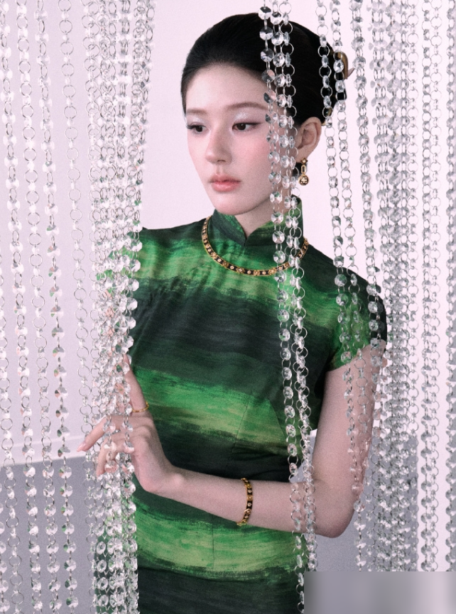 她病得最重那会儿，所有人都以为赵露思要退圈了。结果人没退，直接闷头干了件更狠的事，自己当导演。圈里传她跟《上城士》关系铁，病着都没断合作，去年今年九月刊大片照拍不误。连她监制剧的艺人定妆照，都交给这家拍。回过头看这一路，直播里哭过，说还在吃药，转头就官宣自导自演《告别信》。生病是真，没停也是真。这行