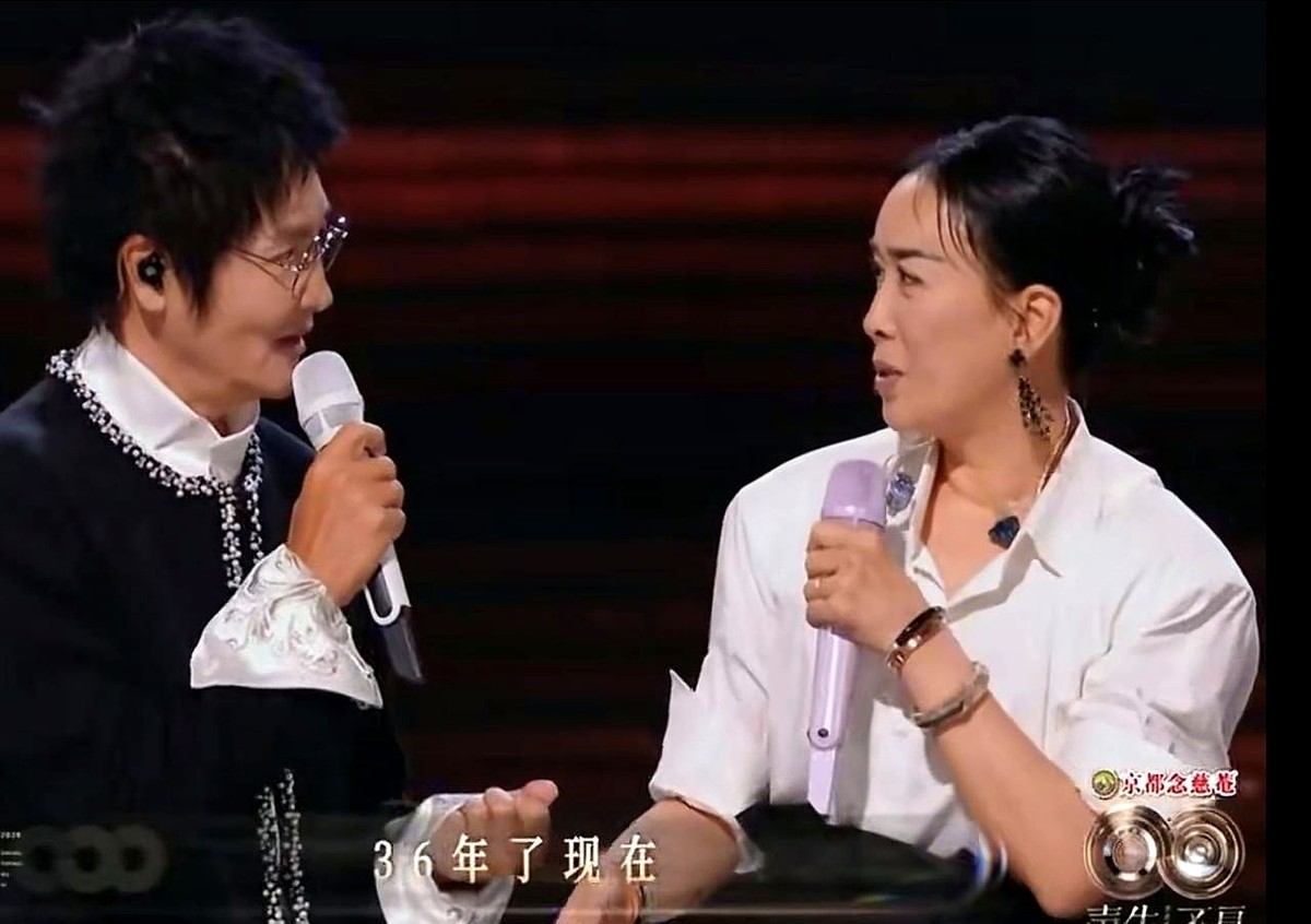 “走，跟我唱歌去，今天赚个马桶钱！”那英一把拽起蹲在毛坯房里发愁的孙楠。

36年前孙楠刚出道，兜里比脸还干净。东拼西凑买了套房，结果连铺地板的钱都没了。那时候已经有点名气的那英看不下去了，硬是拉着他到处跑商演。

一场演出下来，那英数着票子递给孙楠：“诺，这下沙发的钱有了。”她就这么带着他一场场走