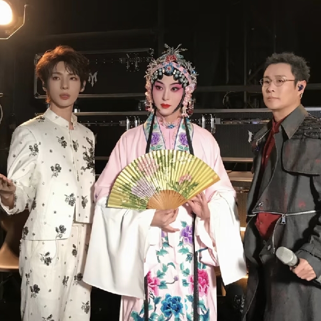 破防了！小沈阳的《在梅边》，是两代艺人的双向奔赴
 
《披荆斩棘》五公舞台，小沈阳带着唐九洲、颜安把《在梅边》唱成了国风封神现场。他坐在舞台上打锣伴奏，把最出彩的段落全留给年轻人，自己只做托举的配角。
 
这一幕瞬间把人拉回2009年春晚《不差钱》，赵本山甘当绿叶，把所有高光都给了小沈阳。当年师父伸