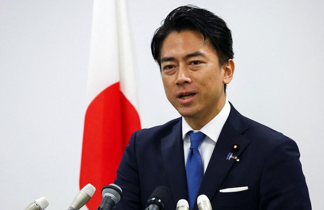 日本防相“委屈”喊话：我没核武没轰炸机，中国凭什么批评我？外交部：先补课

日本防卫大臣小泉进次郎最近说了一句话，把自己摆在了“受害者”的位置上：日本既不拥有核武器，也不拥有战略轰炸机，中国两样都有，凭什么反过来批评日本。

听起来好像有点道理。但仔细一看时间线和日本正在干的事，这话就不是“讲道理”