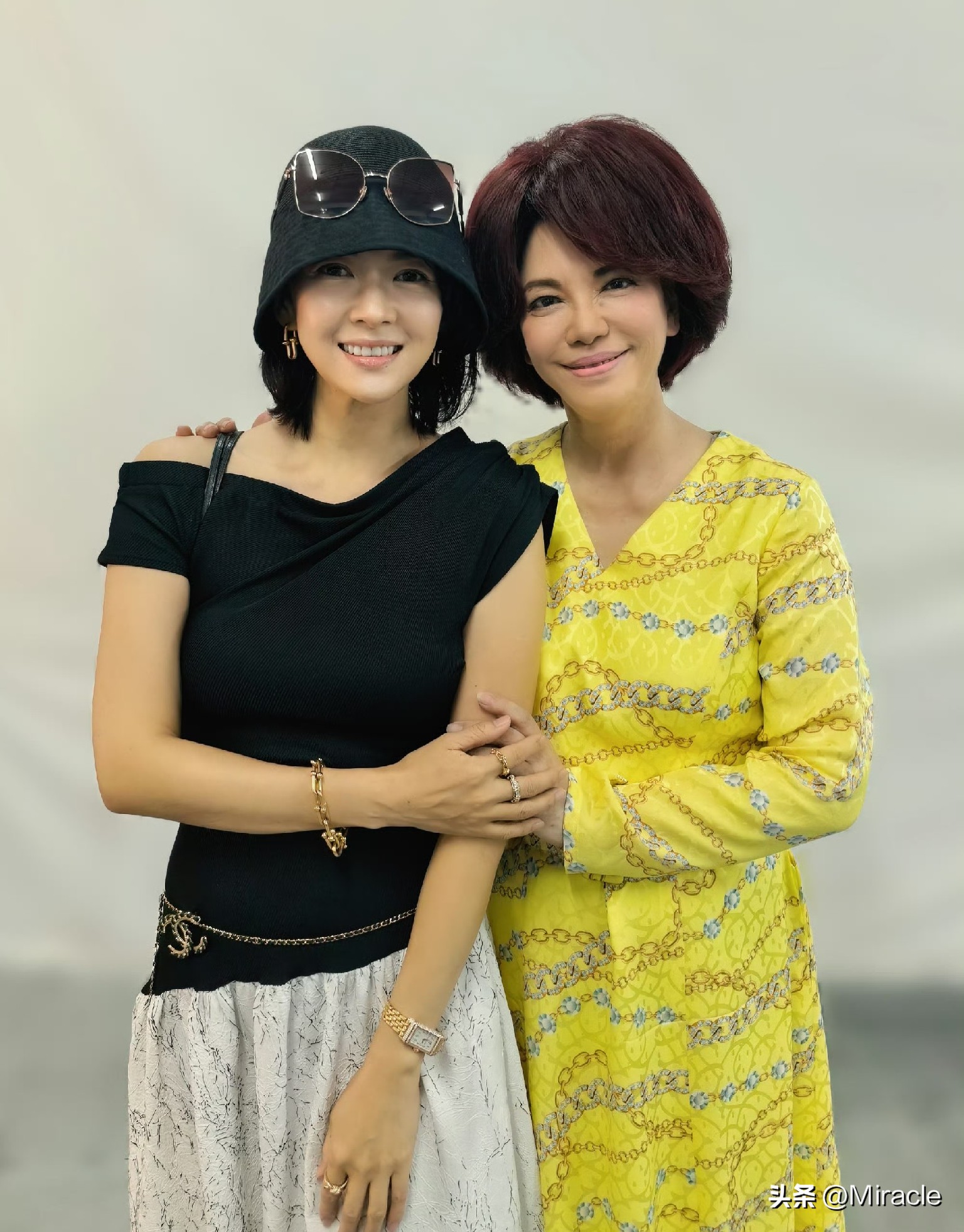 章子怡现身蔡琴演唱会，二人拍下难得的同框合照。