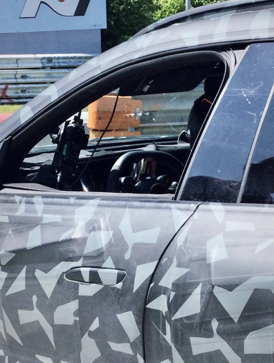 电动版奔驰AMG SUV的谍照首次曝光，迈凯轮？