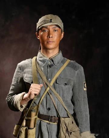 张艺兴的职业生涯最值得关注的地方，不是百亿票房本身，而是他完成了从顶流偶像到电影演员的转身。很多流量演员离开粉丝市场后很快失去竞争力，但张艺兴这些年始终能靠作品维持讨论度。《一出好戏》的马小兴让观众看到他的表演潜力，《孤注一掷》的潘生则真正打开了大众市场，《不说话的爱》证明他能够承担情感戏，而《功夫